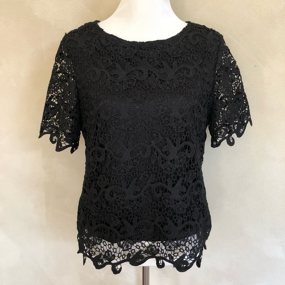 5/$25 Adiva short sleeve embroidered overlay top
